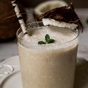 Zdrowe śniadanie z naturalnych, ekologicznych produktów Coco Farm: mąki kokosowej, cukru kokosowego i miąższu kokosowego.